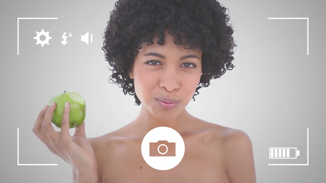 tomando fotos de una mujer en una cámara digital