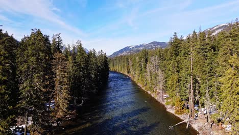 Vista-Panorámica-Hacia-Adelante-Del-Río-Y-El-Bosque-En-Cle-Elum-Con-Cielo-Azul-En-El-Estado-De-Washington