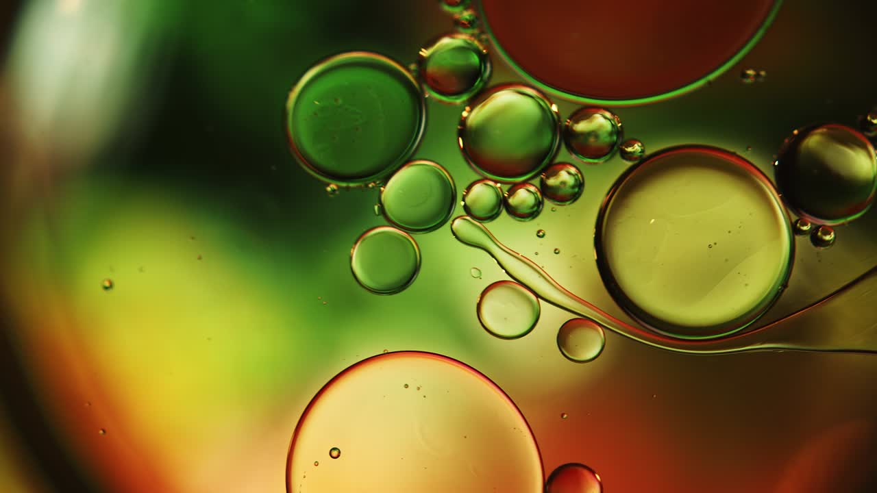 추상적인 다채로운 음식 기름 방울 거품과 구가 흐르고