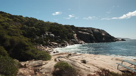 dolly adelante en la pintoresca costa aislada de woody island, australia occidental
