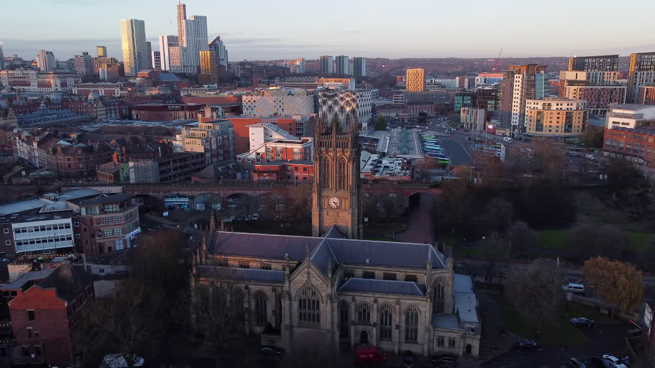 vista aérea de la iglesia anglicana de leeds minster al atardecer en leeds, inglaterra, reino unido.