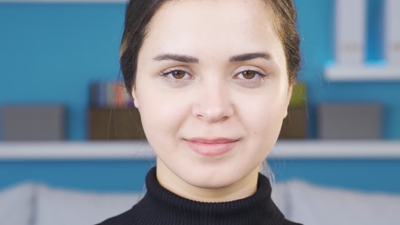retrato de una joven feliz, hermosa y atractiva.