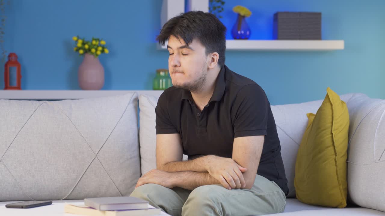 그 남자는 그의 좌석에서 불안하게 흔들리고 있었다.