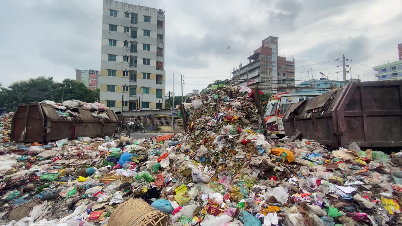 montón de basura callejera al lado de la carretera en bangladesh