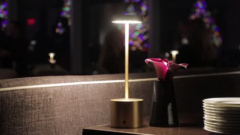 Hotelrestaurant-Dekoration-–-Schöne-Lampe-Auf-Dem-Tisch-Mit-Menschen-Im-Hintergrund-–-Nacht-–-Vier-Jahreszeiten,-Philadelphia