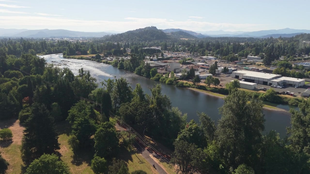 Riprese aeree del fiume Willamette a Eugene, Oregon, drone che si alza vicino alla riva del fiume