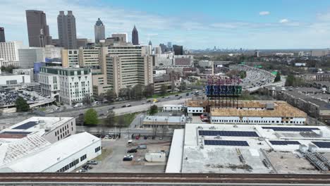 Luftaufnahme-Des-Verkehrs-Auf-Der-Autobahn-Von-Atlanta,-Skyline-Gebäude-Von-Georgia-An-Einem-Sonnigen-Nachmittag