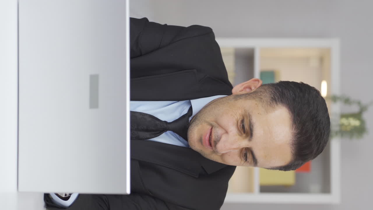 vídeo vertical de un trabajador de oficina en casa que tiene problemas para enfocarse.