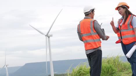 Fortschrittliches-Konzept-Von-Ingenieuren,-Die-Im-Windpark-Auf-Dem-Berg-Arbeiten.