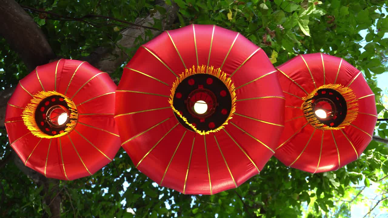 mira hacia arriba linterna roja con fondo verde