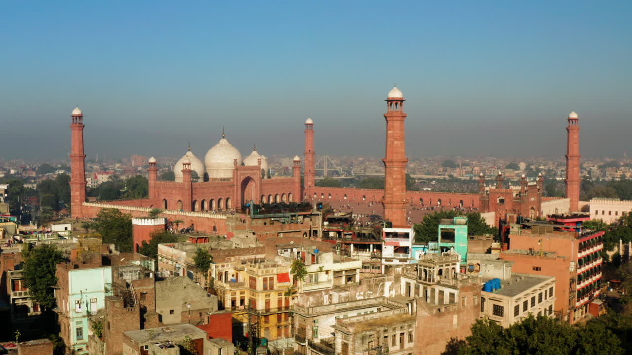 pueblo paquistaní con turistas en la mezquita badshahi en la ciudad de lahore, punjab, pakistán