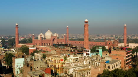 Pakistani-Village-With-Tourists-At-Badshahi-Mosque-In-Lahore-City,-Punjab,-Pakistan