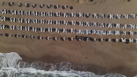 Disparo-Con-Drones-De-Sombrillas-De-Playa-Vacías-Debido-Al-Coronavirus