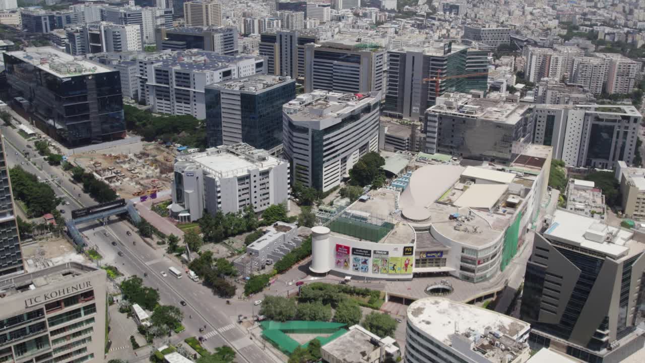 개발 중인 스마트 시티의 도로의 항공 영상은 교통량이 적습니다.