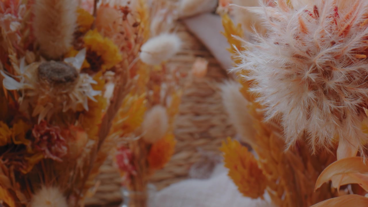 Composizione creativa di fiori secchi autunnali. Zoom indietro.