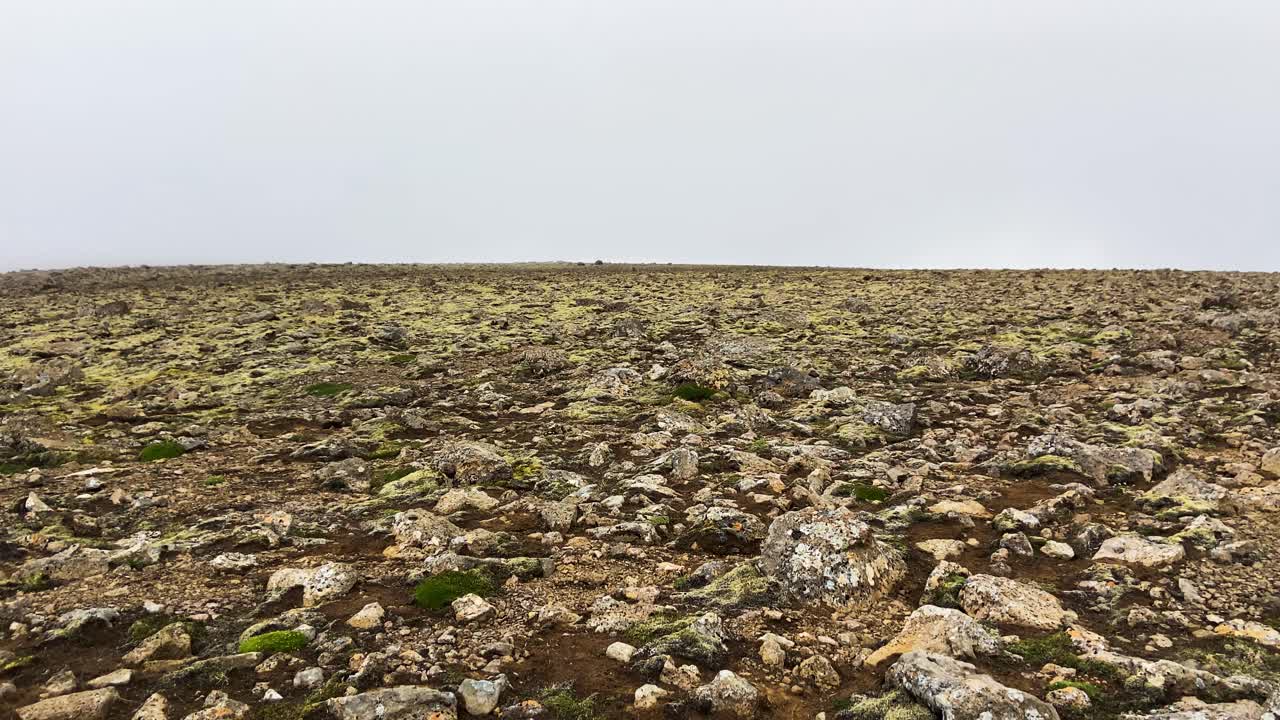 escaso paisaje de tundra islandesa con cielos nublados y terreno rocoso, vasto espacio abierto