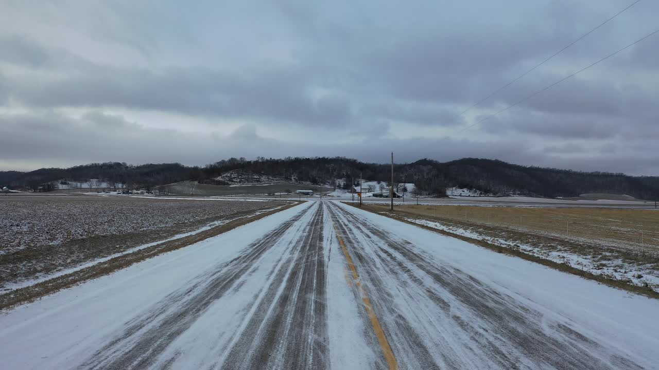 겨울 에 눈 인 시골 도로