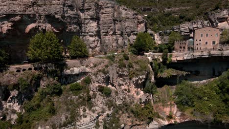 vistas aéreas de un espacio natural en un valle verde con un edificio y algunas cascadas en cataluña