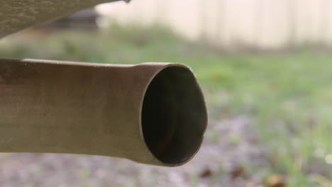 arranque del motor muy cerca, luz natural, agua y humo emitidos