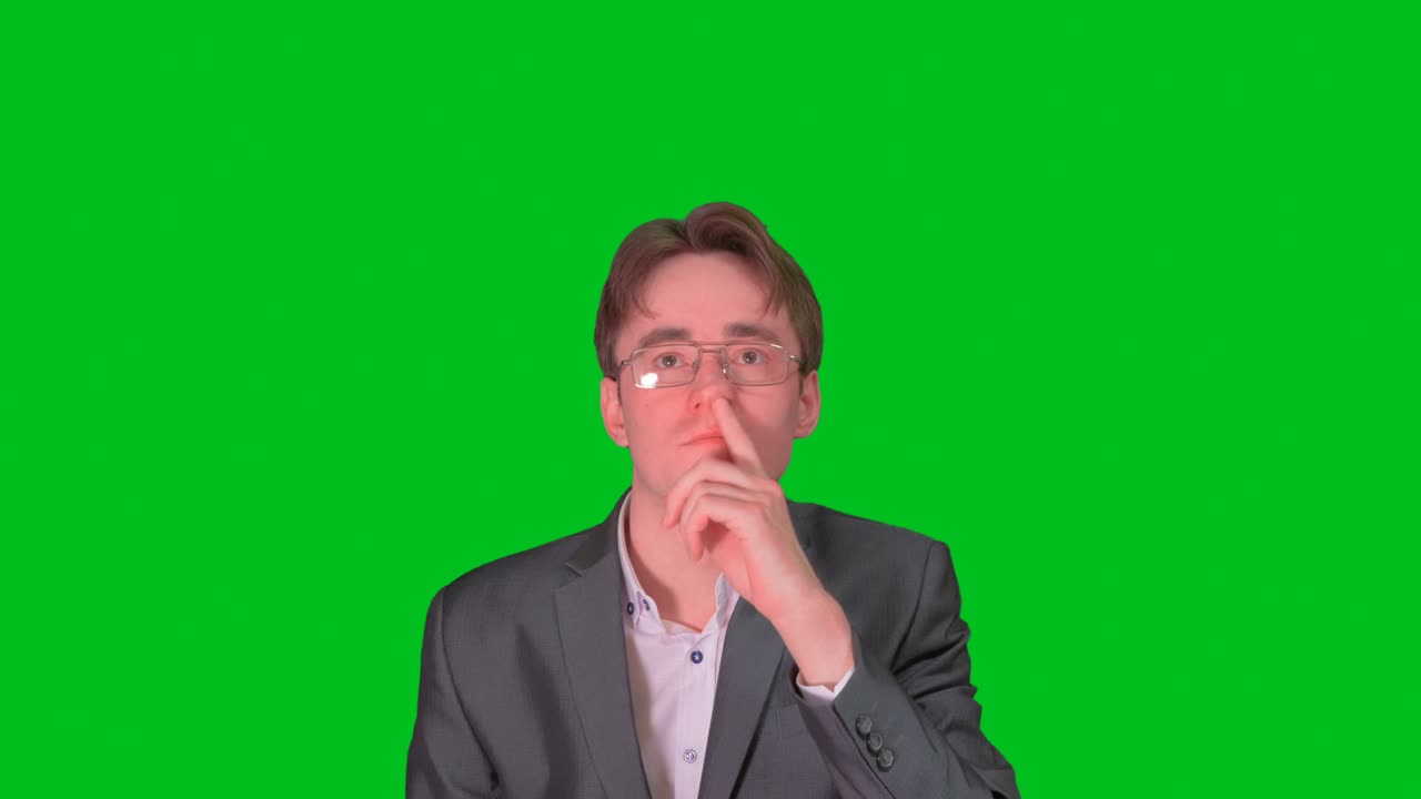 hombre de traje y gafas escucha sin atención. empresario toma fotos de su nariz. escuchador en una sala de conferencias. clave de croma.