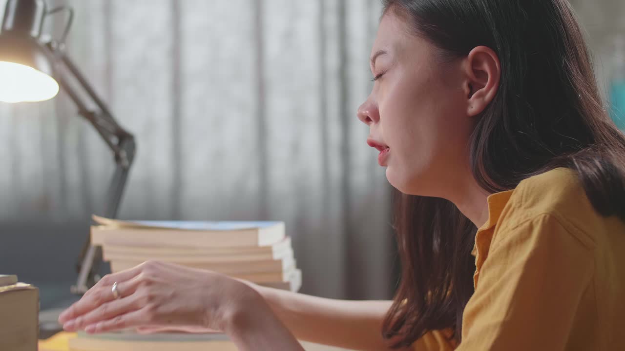 지친 학생이 책상에서 잠을 자고 있습니다.