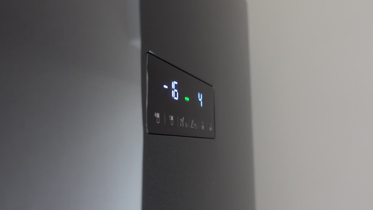 un primer plano de un panel de control de un refrigerador