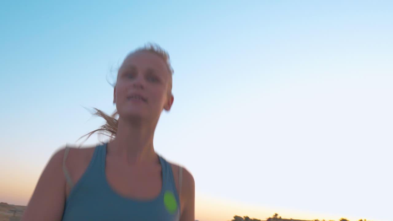 Giovane donna che fa jogging la sera
