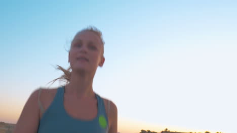 mujer joven corriendo por la noche