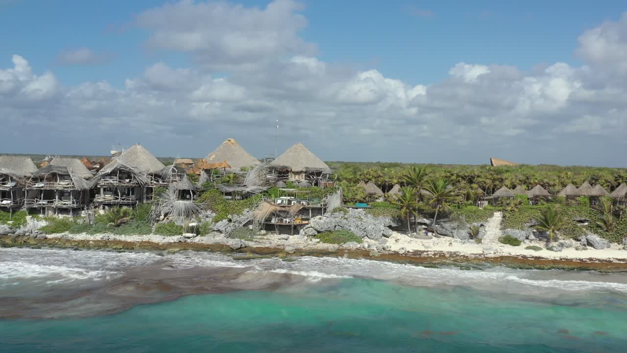 vista aérea de drones a lo largo de la costa de azulik resort en tulum en yucatán