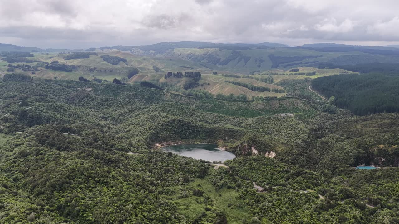 Avvicinamento con drone su una valle geotermica e laghi craterici a Waimangu, Nuova Zelanda, paesaggi vulcanici e vista panoramica della natura
