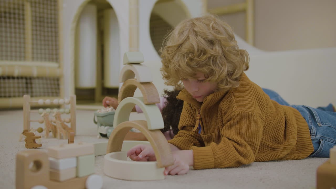 niños jugando en el suelo