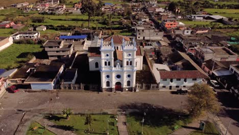 fotografía de un dron de 4k de la iglesia de tucuso en la ciudad de machachi, pichincha, ecuador, en un día soleado
