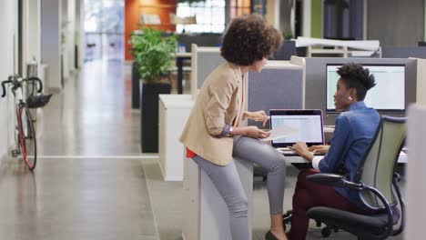 video de mujeres de negocios felices y diversas trabajando en un proyecto y usando una computadora portátil