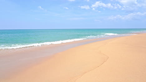 Panwellen-Spülen-Langsam-An-Einen-Goldenen-Tropischen-Strand