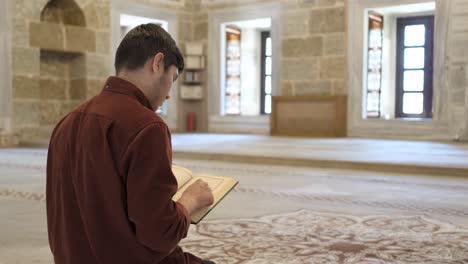 Teenager-worship-in-mosque