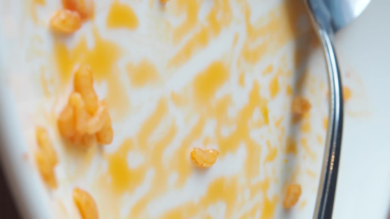 Un piatto con cibo avanzato e un cucchiaio