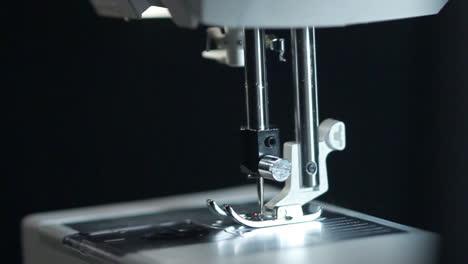 máquina de coser moderna. primer plano. equipo de fabricación en la fábrica