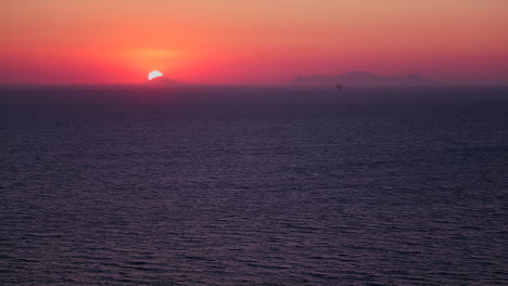 Una-Hermosa-Atardecer-Detrás-Del-Océano-En-Las-Islas-Griegas