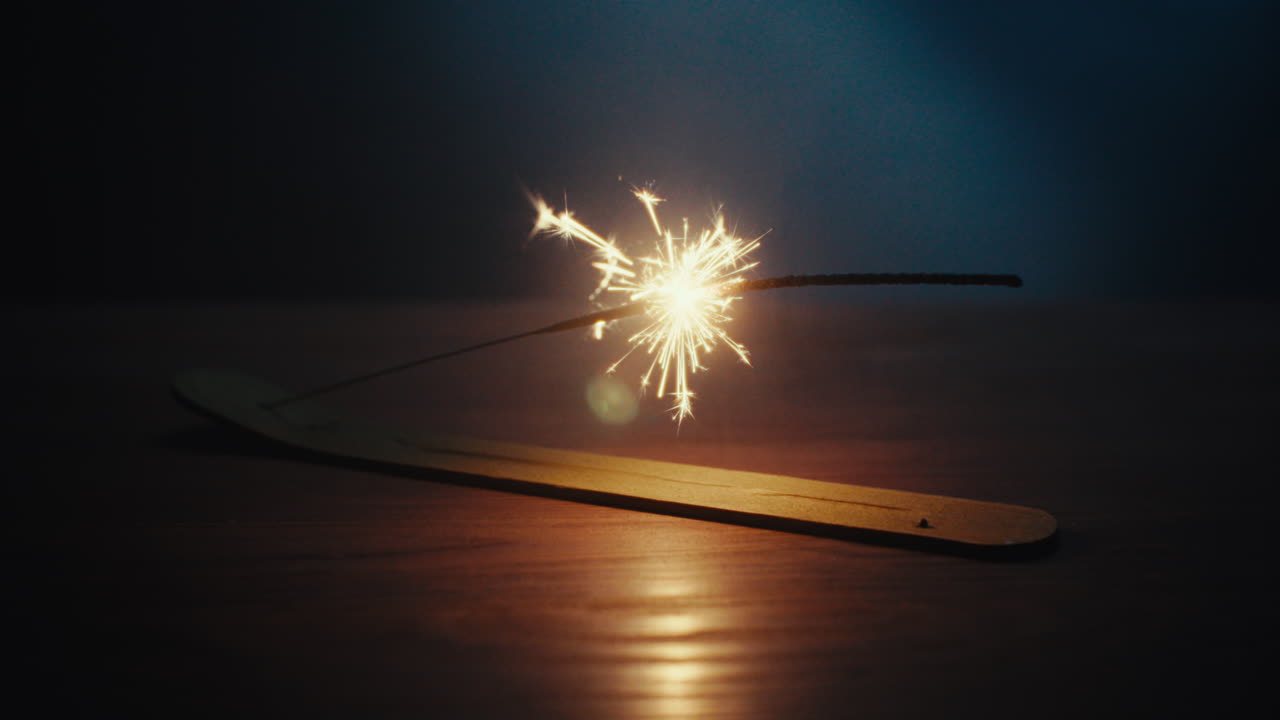 A sparkler burn in the dark room