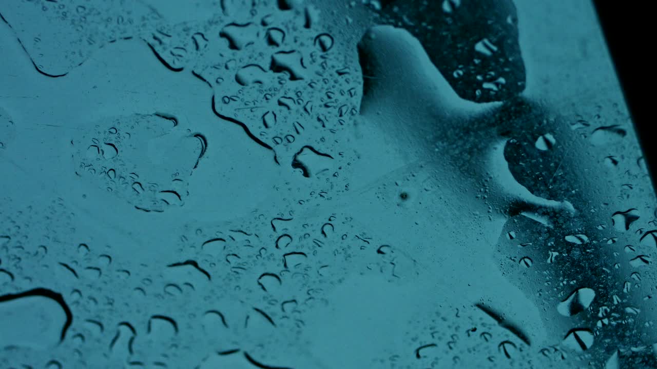 gotas de lluvia en un vaso