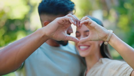 manos de corazón, primer plano y pareja al aire libre por amor