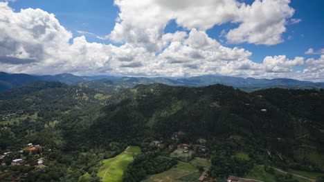 vista aérea con impresionantes nubes y un cielo azul, pequeño valle, asombrosas sombras en el suelo