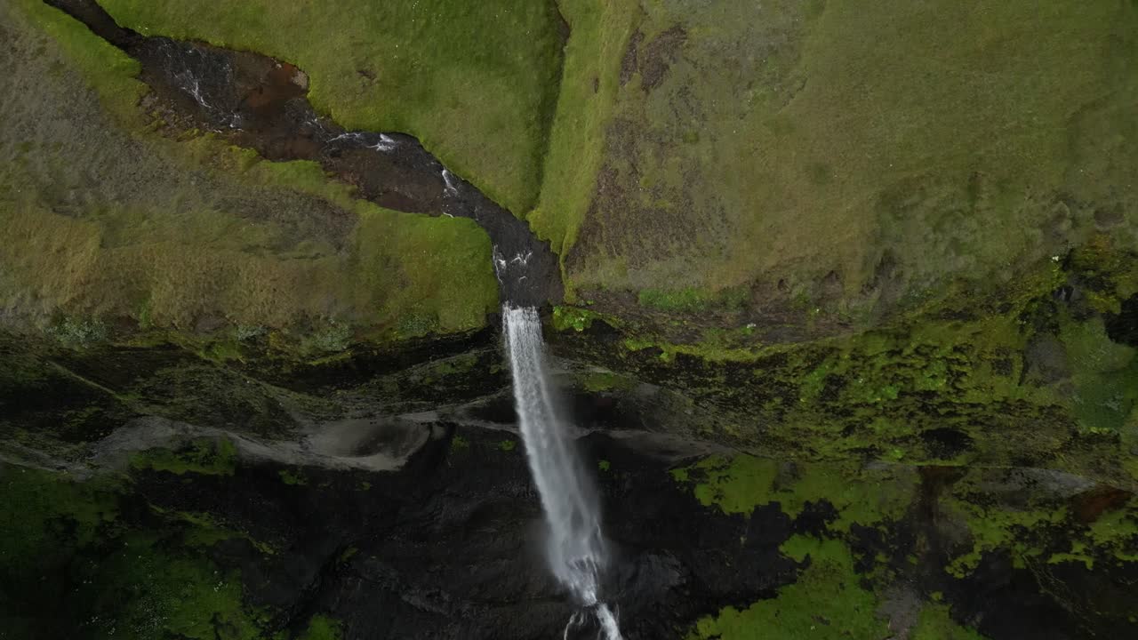 río que se convierte en una cascada, costa sur de islandia