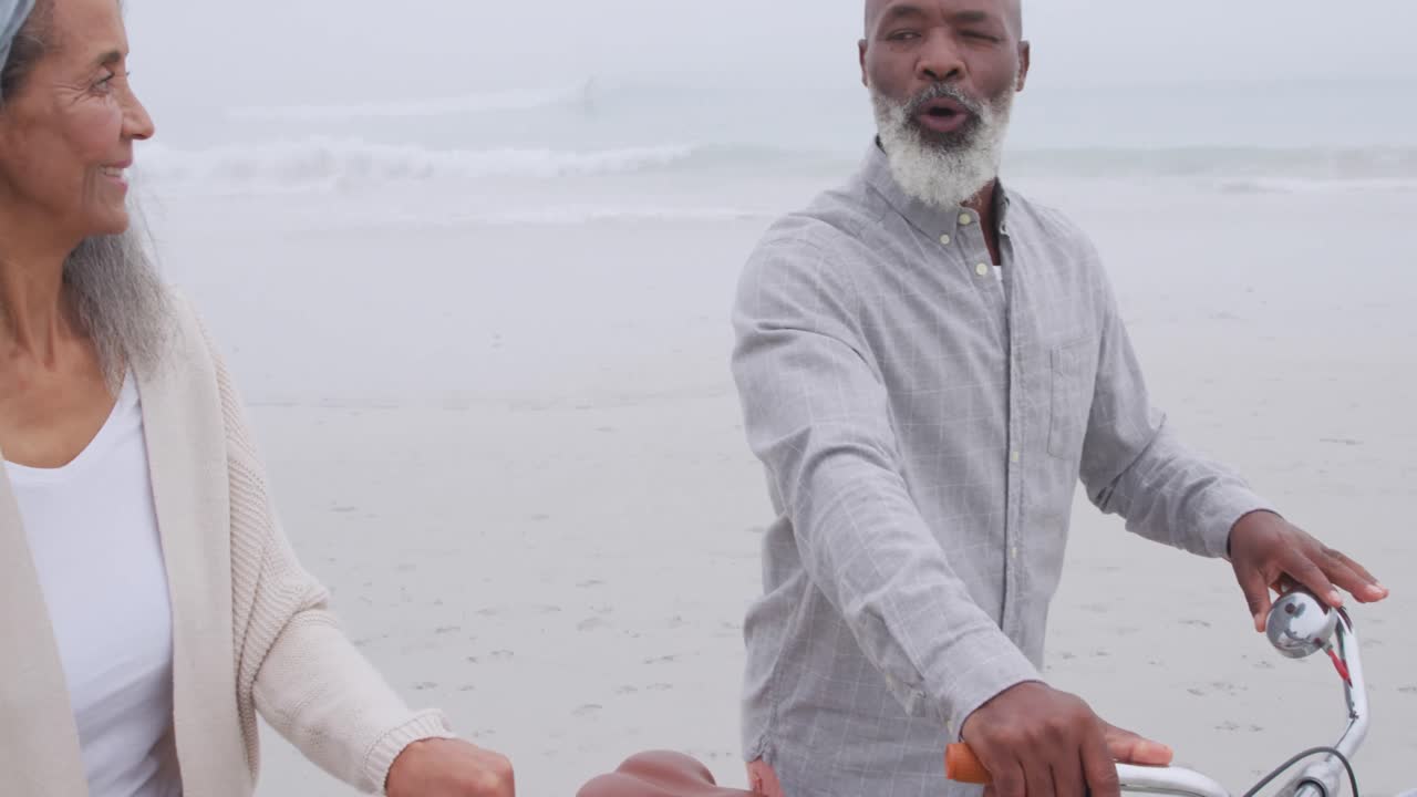 Couple mûr profitant du temps passé en extérieur au bord de la mer