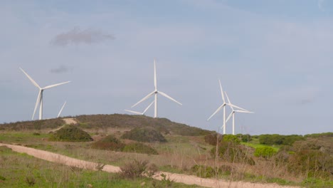 turbinas eólicas en una colina en portugal