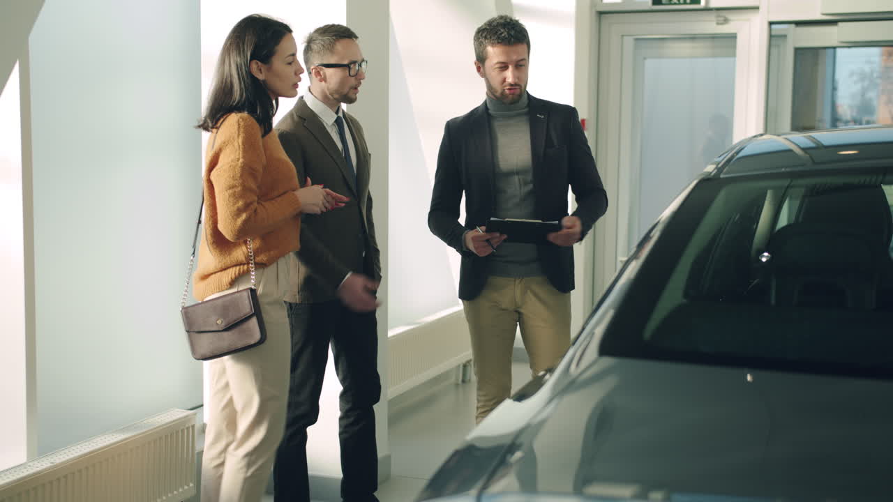 Cliente che discute l'acquisto di un'auto nello showroom