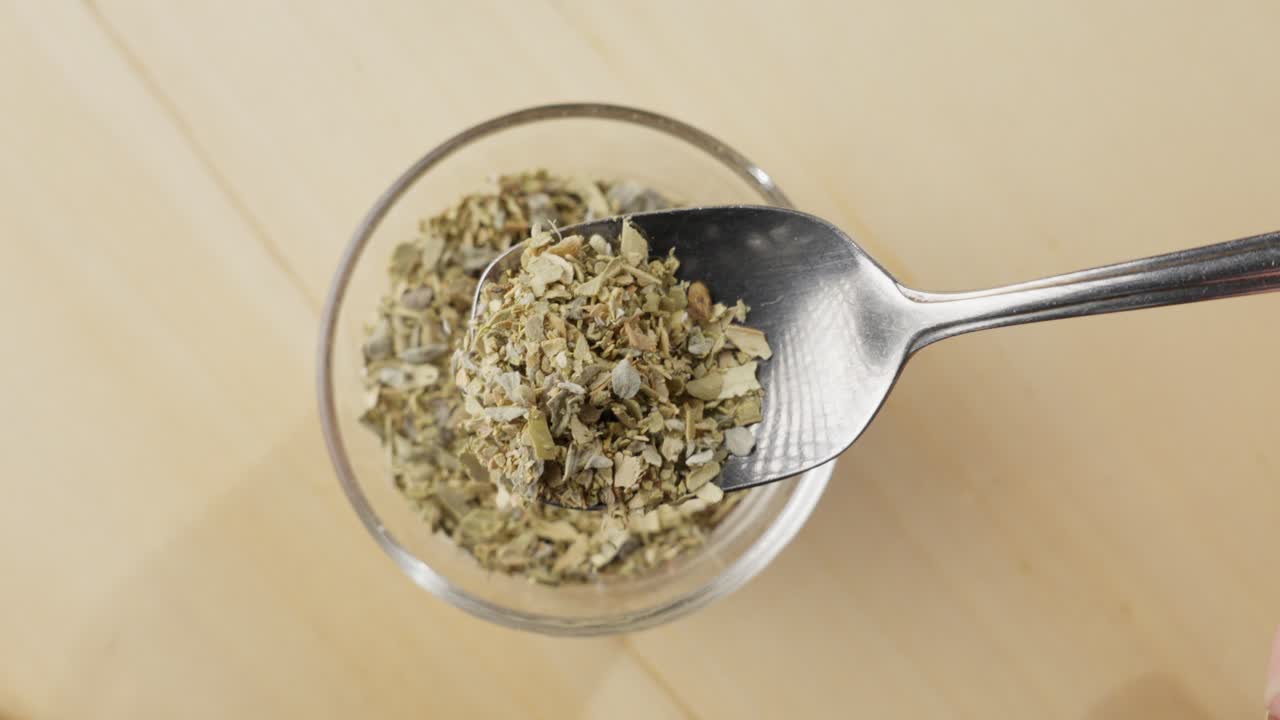 hierbas de orégano secas mediterráneas en una cuchara de sopa