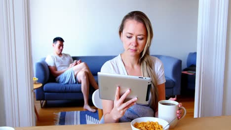 Frau-Nutzt-Digitales-Tablet,-Während-Mann-Mobiltelefon-Nutzt