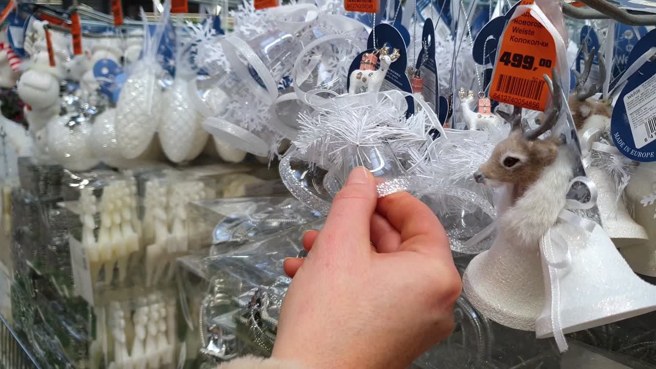 크리스마스 트리 장식을 위해 매장에서 선택하고 쇼핑하세요.