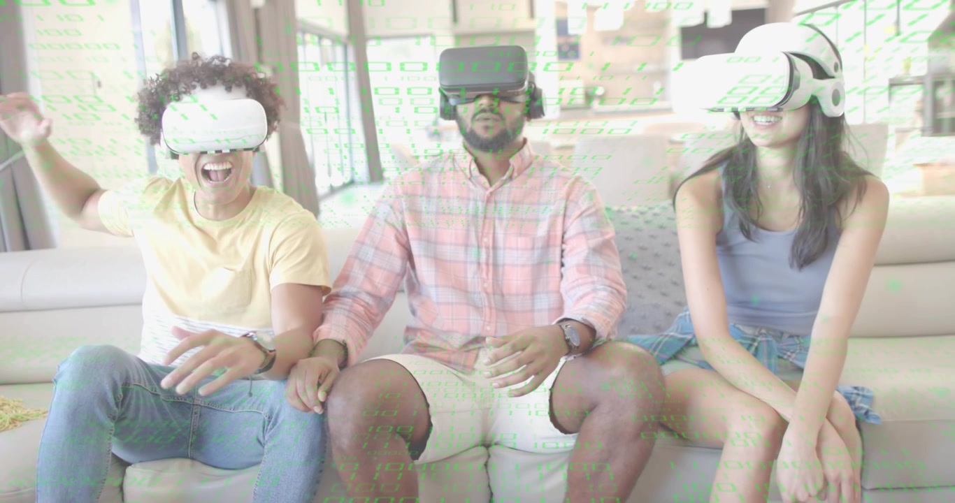 Tre amici che indossano visori VR sul divano, generando una scena virtuale animata per l'esplorazione tramite gesti.